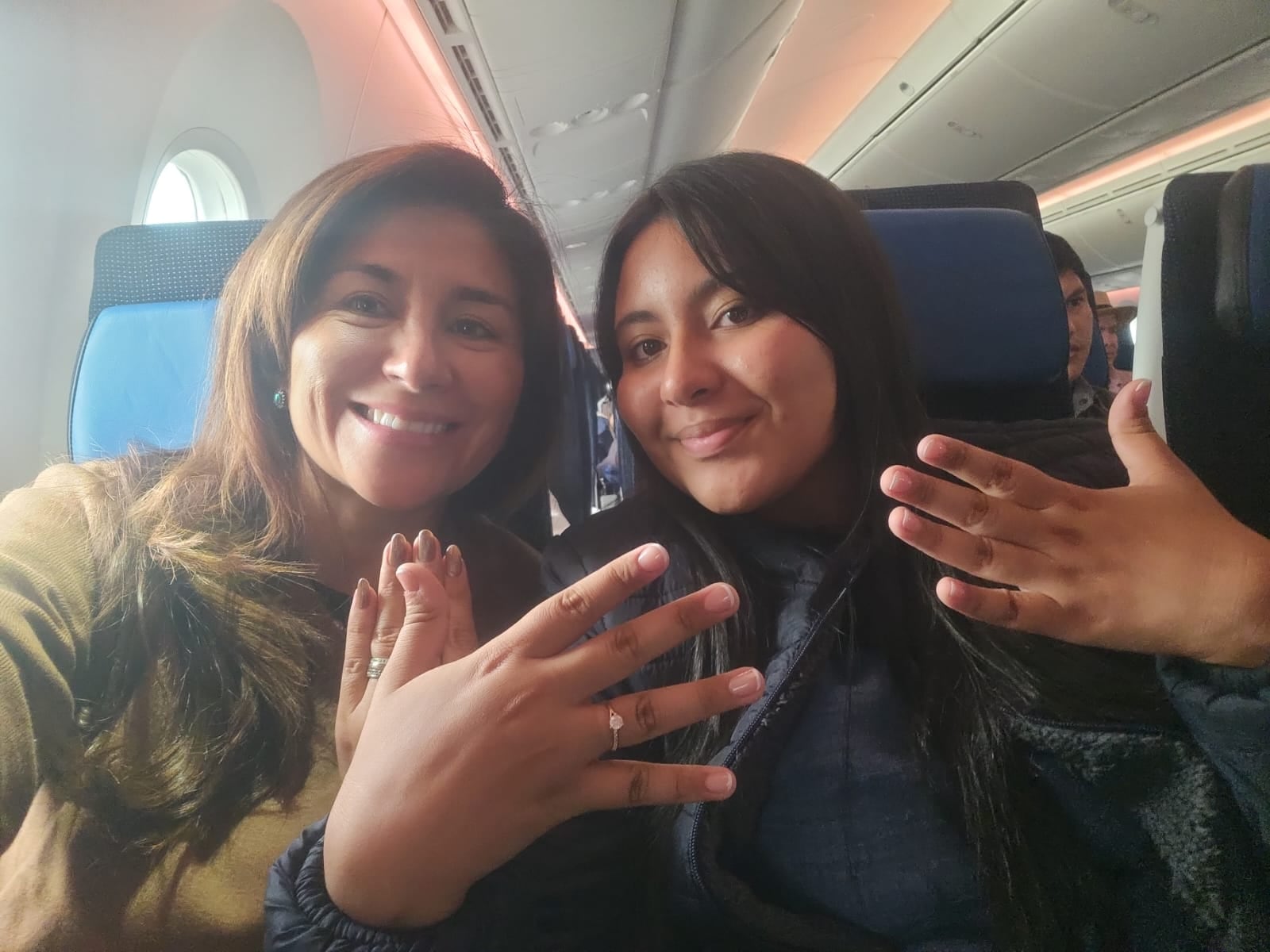 Pilar Zamora y María de los Ángeles Izquierdo abordaron juntas el avión rumbo a Nueva Dehli.