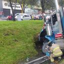 Bomberos de la estación Caobos realizan el corte de una valla de contención para poder sacar un tractocamión que colisionó contra el separador en la Autopista Norte con calle 142