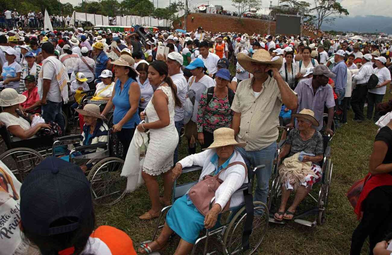 Todos querían ver al obispo de Roma. Foto: León Darío Peláez