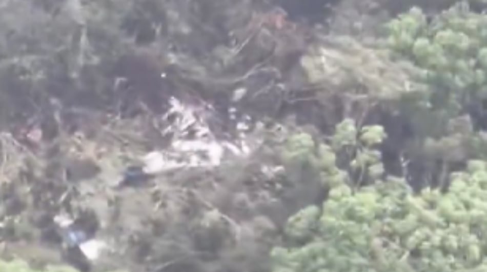 Vista aérea de los restos de la avioneta accidentada en Antioquia.