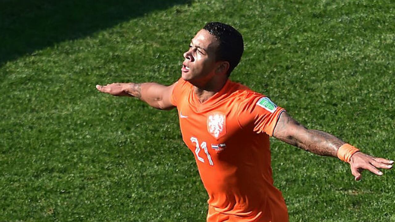 Memphis Depay celebra el segundo gol de Holanda contra Chile, que marcó en un contragolpe letal liderado por Arjen Robben. Foto: AFP.