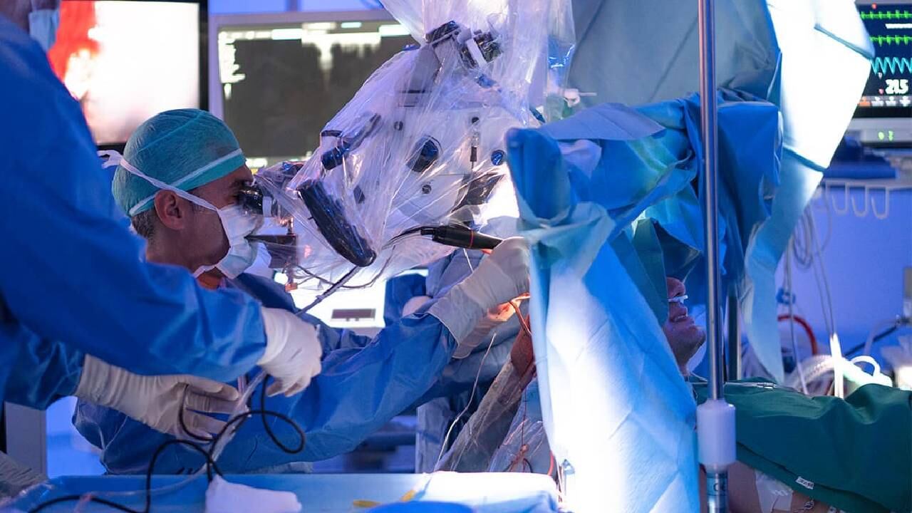 La intervención, adelantada en el Hospital Internacional Paidea de Roma, duró nueve horas y resultó todo un éxito.