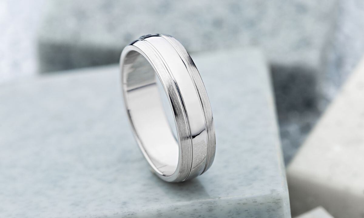 Así se debe pulir un anillo de plata.