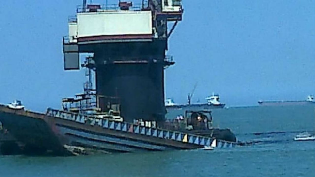 Ambientalistas registraron el momento en que una barcaza que se abastece con carbón de la minera Drummond se hunde y es rescatada arrojando el mineral al mar.