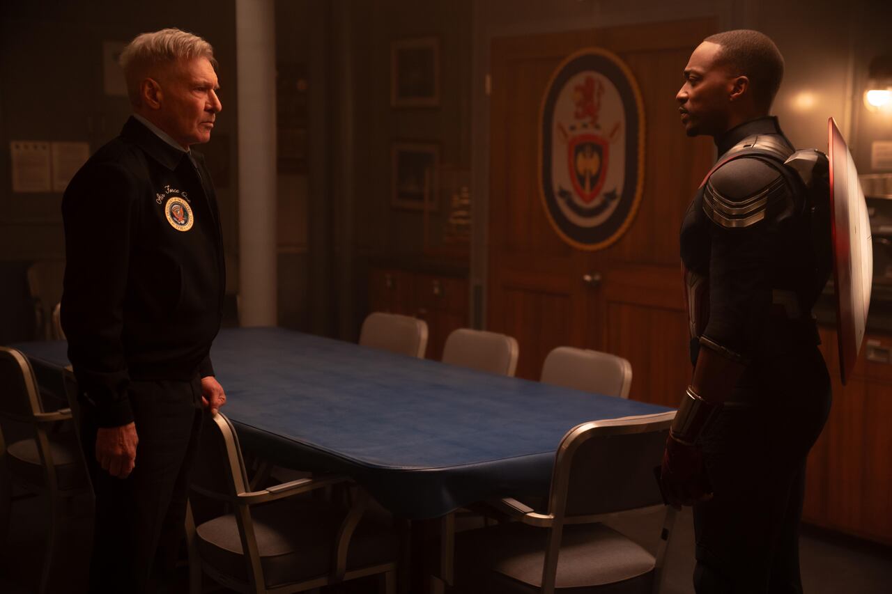 (De izquierda a derecha): Harrison Ford como el presidente Thaddeus Ross y Anthony Mackie como Sam Wilson/Capitán América en CAPITÁN AMÉRICA: UN MUNDO NUEVO de Marvel Studios. Foto de Eli Adé. © 2024 MARVEL