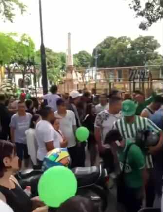 Asistentes al funeral de los jóvenes.