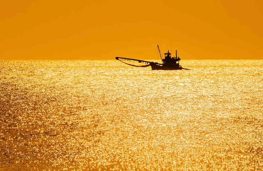 Barco de pesca anclado en el mar, Tailandia.