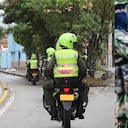 Policía reconoció que entregó información al Clan del Golfo. Imagen de referencia de uniformados patrullando calles y miembros del grupo armado.