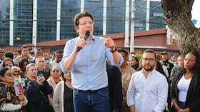 Miguel Uribe Turbay fue atacado a tiros por un sicario menor de edad, en el parque El Golfito, de Modelia, mientras lideraba un mitín político.