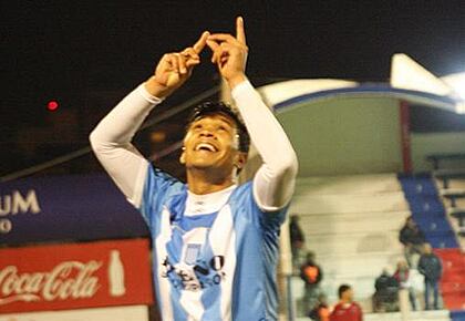 Teófilo Gutiérrez celebra el gol que hizo con Racing a Tigre, en juego válido por la primera fecha del torneo argentino.