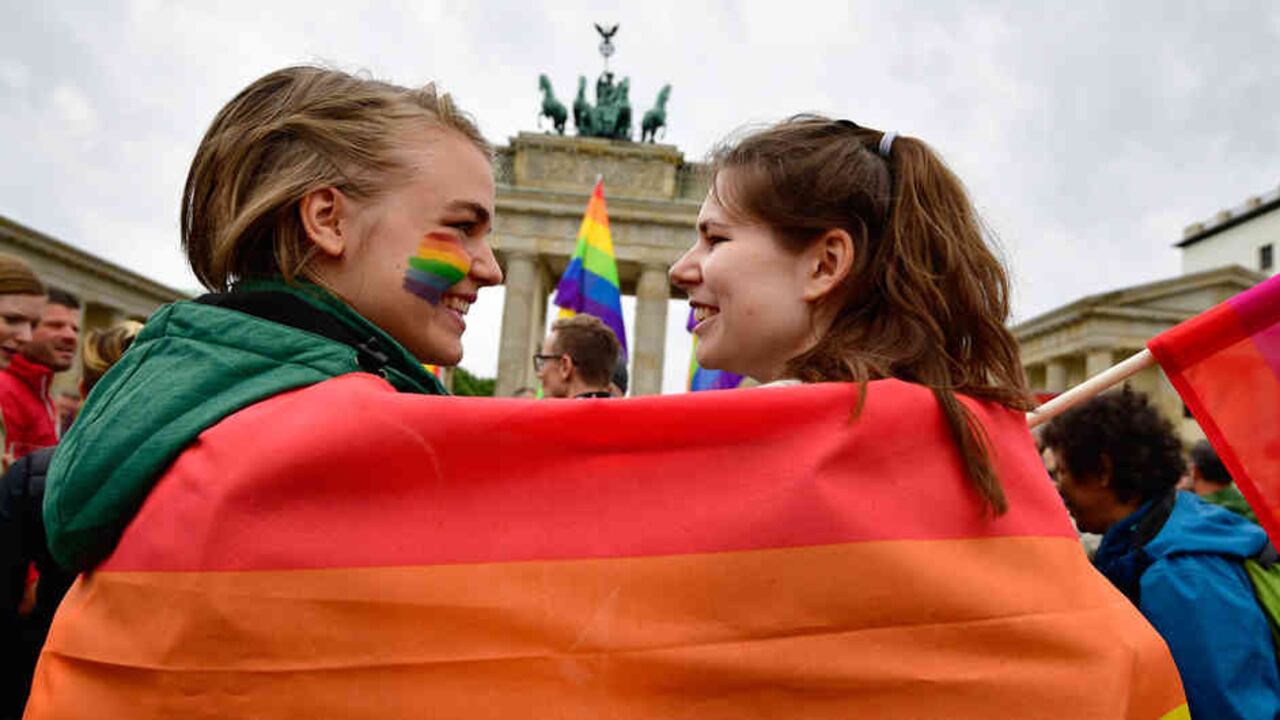 Alemania se unirá así a los 20 países occidentales, entre ellos 13 europeos, que ya legalizaron el matrimonio entre personas del mismo sexo.