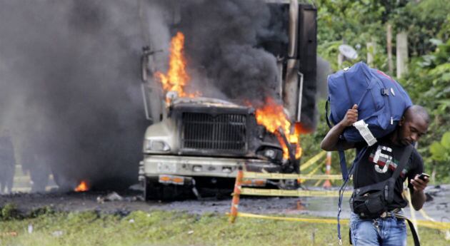 Este camión fue quemado en la vía de Buenaventura, uno de los puntos de movilización más importantes del paro minero. 