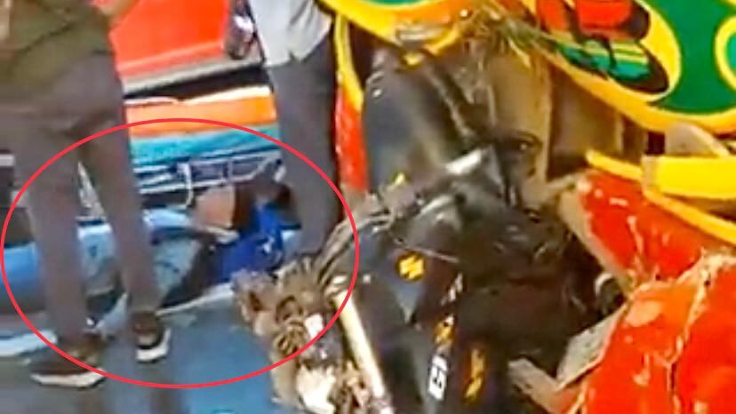 La moto quedó incrustada en la delantera del bus.
