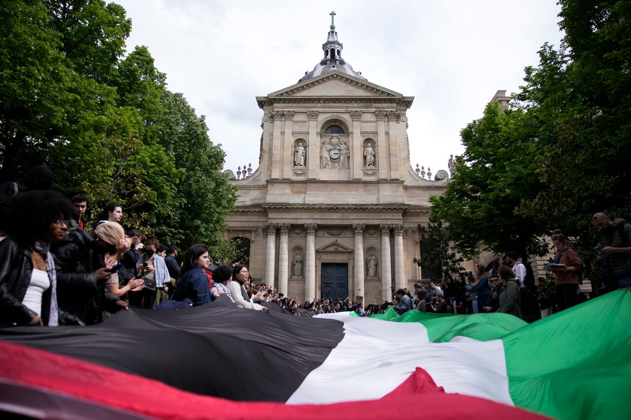Medio centenar de manifestantes fue conducido fuera del recinto histórico de la Sorbona, en el Barrio Latino de París, y alejados en grupo por las fuerzas de seguridad.