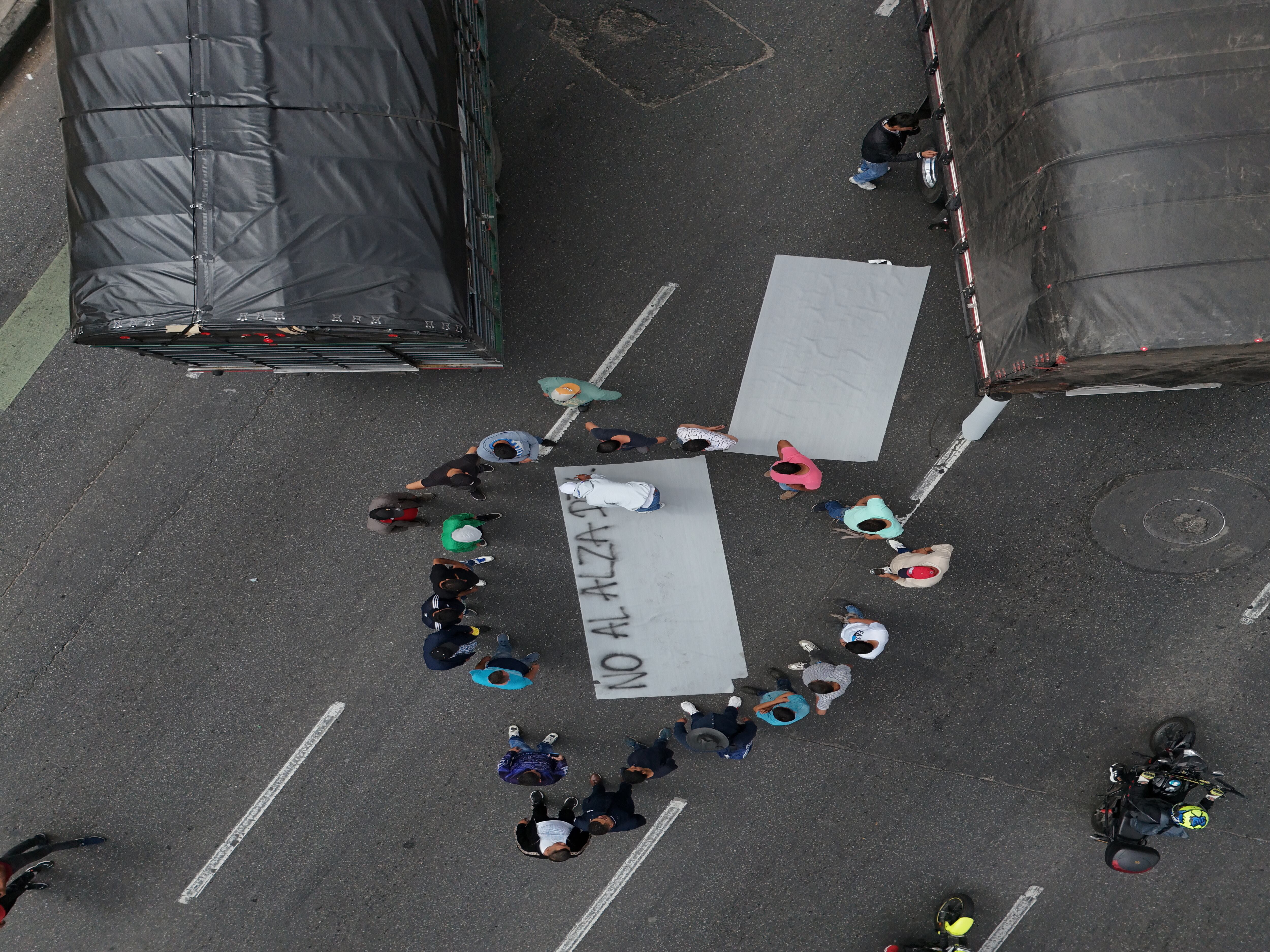 Paro de transportadores y camioneros en la autopista norte calle 183