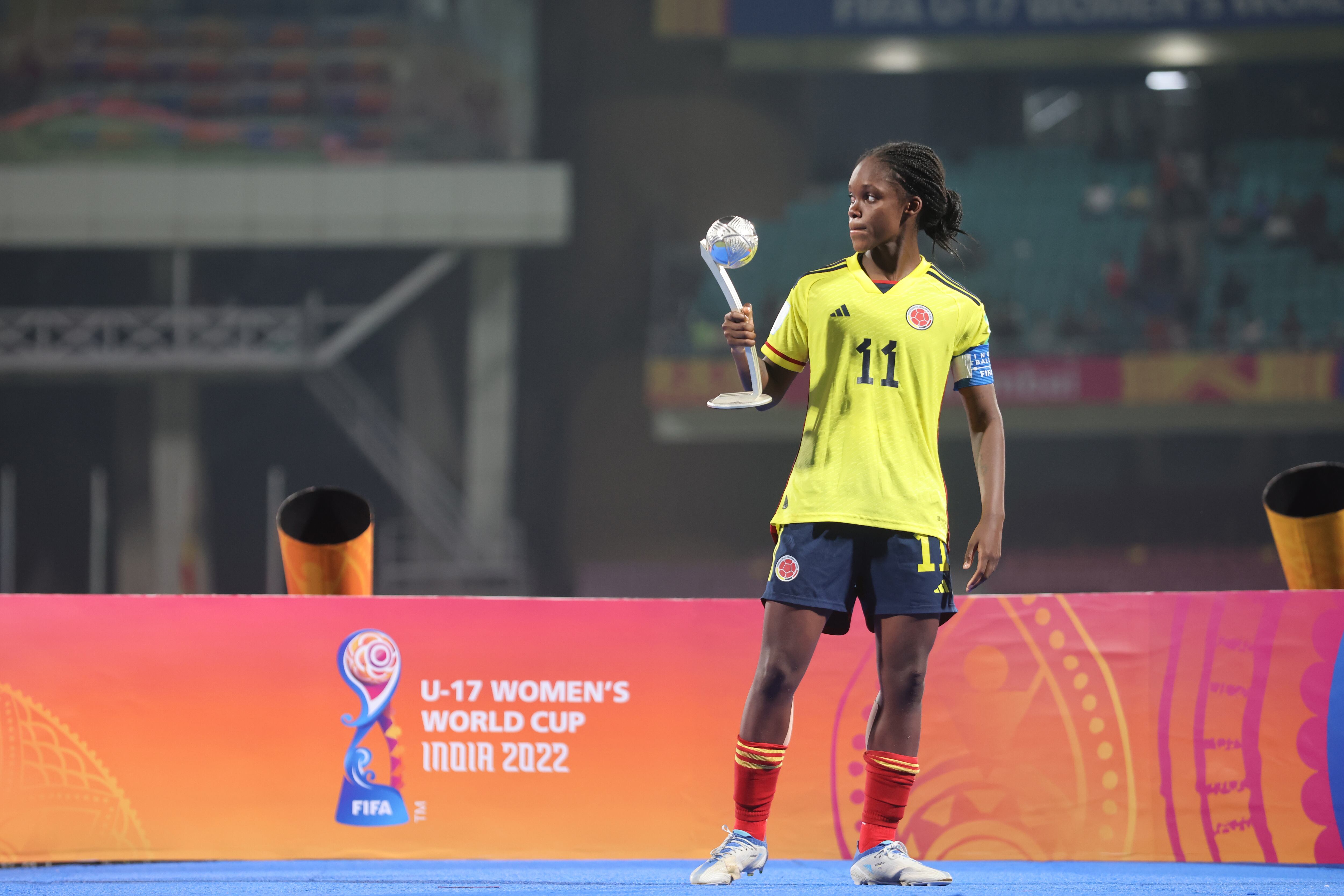 Linda Caicedo con el balón de plata de la Copa Mundial Femenina sub 17