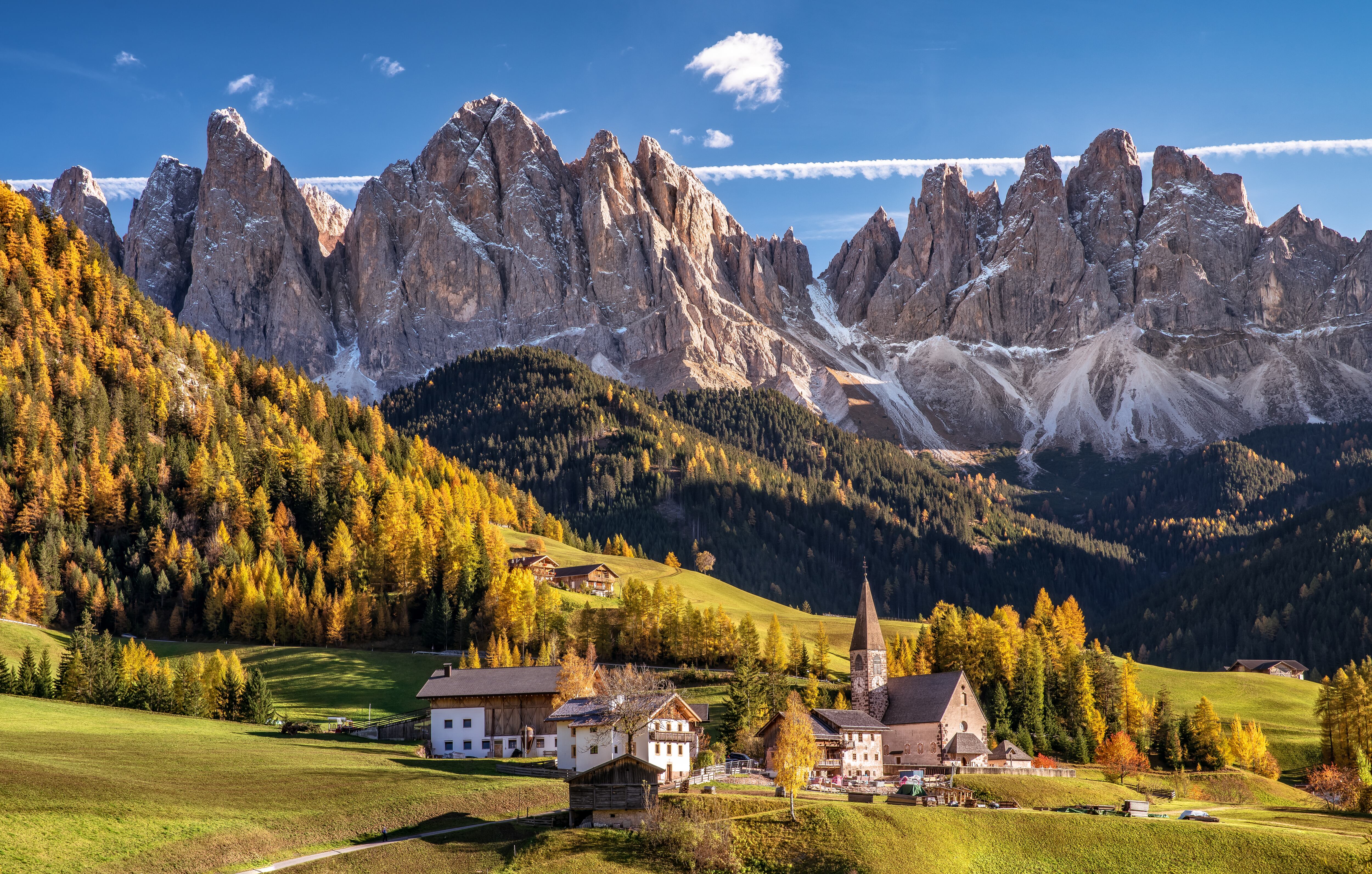 Villnoess Santa Magdalena en Val di Funes (Valle de Funes), Alto Adige, Italia.