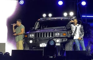 Los cantantes llegaron en medio de su gira “Mejor Tarde Que Nunca Tour”.
