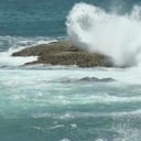 En esta imagen, extraída de un video, se observan olas rompiendo contra las rocas antes del paso del tifón Bavi a lo largo de la costa de Keelung.