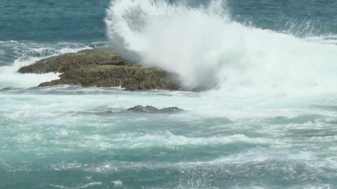 En esta imagen, extraída de un video, se observan olas rompiendo contra las rocas antes del paso del tifón Bavi a lo largo de la costa de Keelung.
