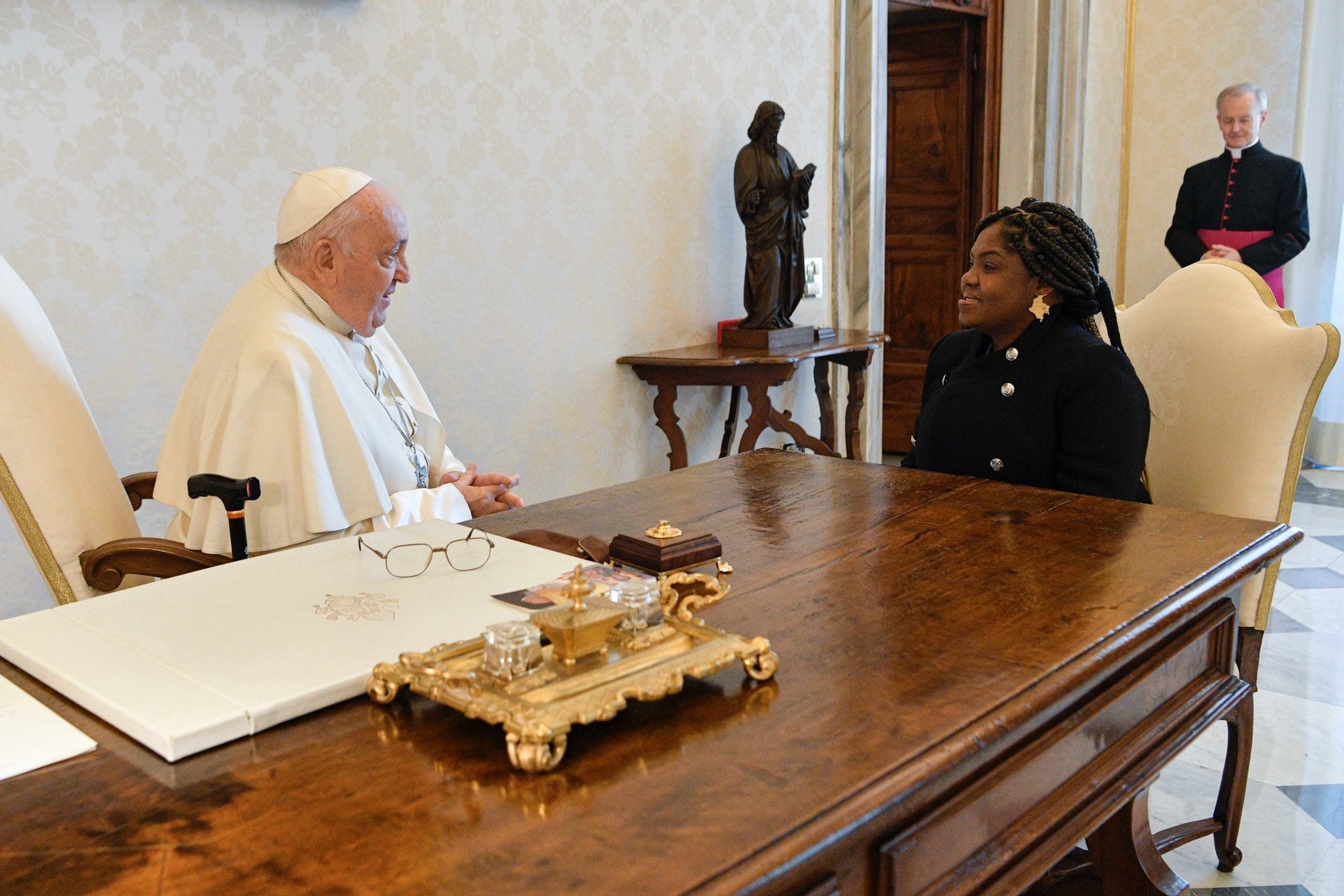 La vicepresidente señaló que Francisco la invitó a seguir trabajando por detener el cambio climático.