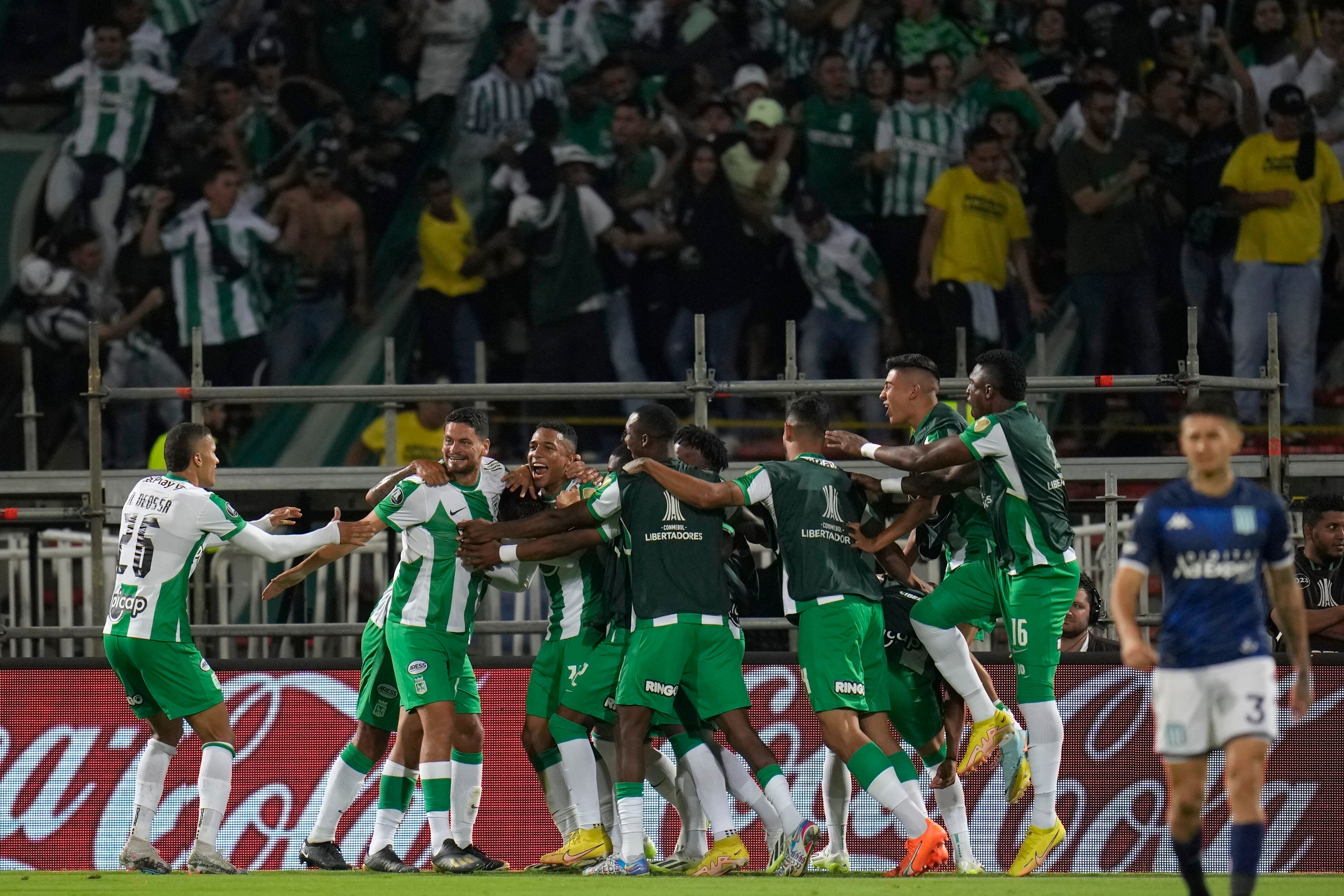Nacional vs Racing - Los verdolagas celebran tras el tercer gol.
