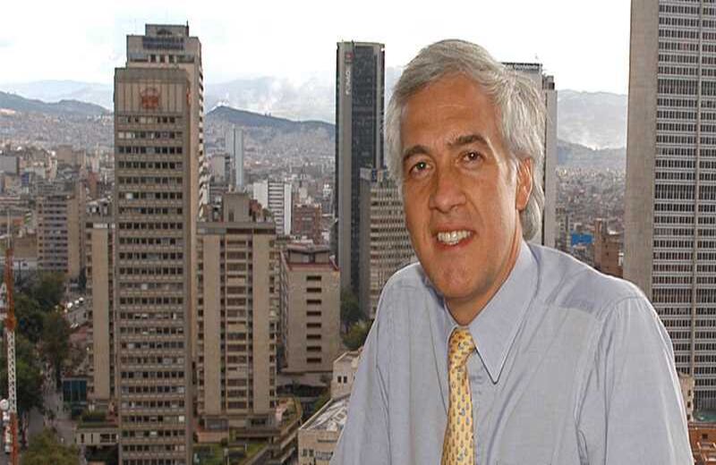 En octubre del 2010 Gustavo Petro denunció la existencia de un carrusel de contratación en la ciudad y la concentración de la misma. Al año siguiente su hermano, el senador Iván Moreno, fue detenido y acusado por la presunta comisión de los delitos de cohecho impropio, concusión y celebración indebida de contratos. 