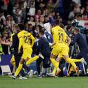 CORNELLA DE LLOBREGAT, SPAIN - MAY 14: Alejandro Balde of FC Barcelona, Ferran Torres of FC Barcelona, Pedri Gonzalez of FC Barcelona Marcos Alonso of FC Barcelona running toward the players tunnel after Espanyol fans came on the pitch during the La Liga Santander match between Espanyol v FC Barcelona at the RCDE Stadium on May 14, 2023 in Cornella de Llobregat Spain (Photo by Soccrates/Getty Images)