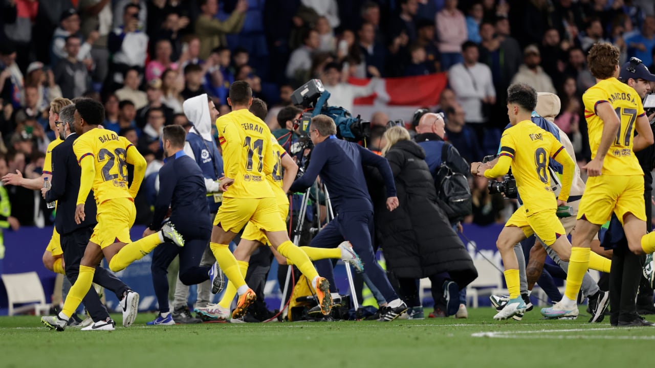 Hinchas del Espanyol agreden a jugadores del Barcelona.