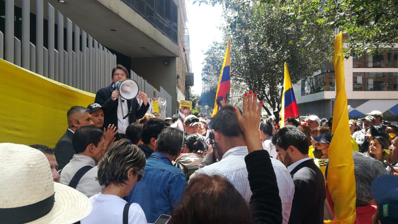 Integrantes del Centro Democrático y diferentes sectores participaron en el plantón.