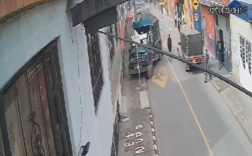 Al final del video, se ve cómo el implicado se aleja como si nada hubiera pasado.