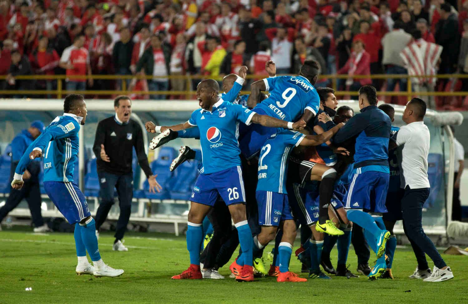 El equipo embajador celebra el gol de Cadavid, con el que se empató el partido. Foto: Esteban Vega