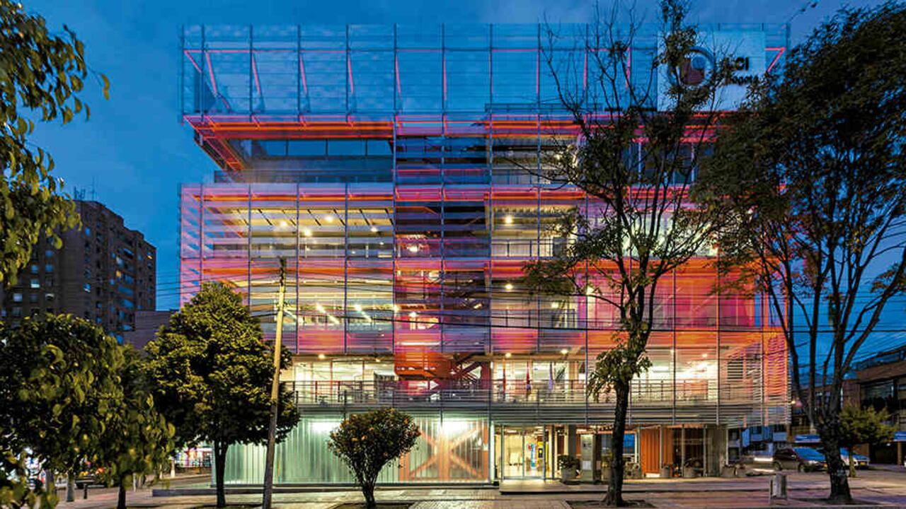 Las propuestas arquitectónicas de las universidades deben dinamizar, organizar, retar y promover. Edificio de La Salle College.