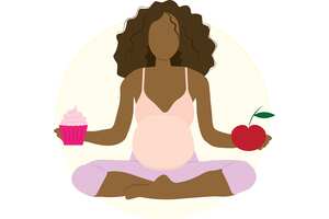 La mujer embarazada elige entre alimentos saludables y no saludables