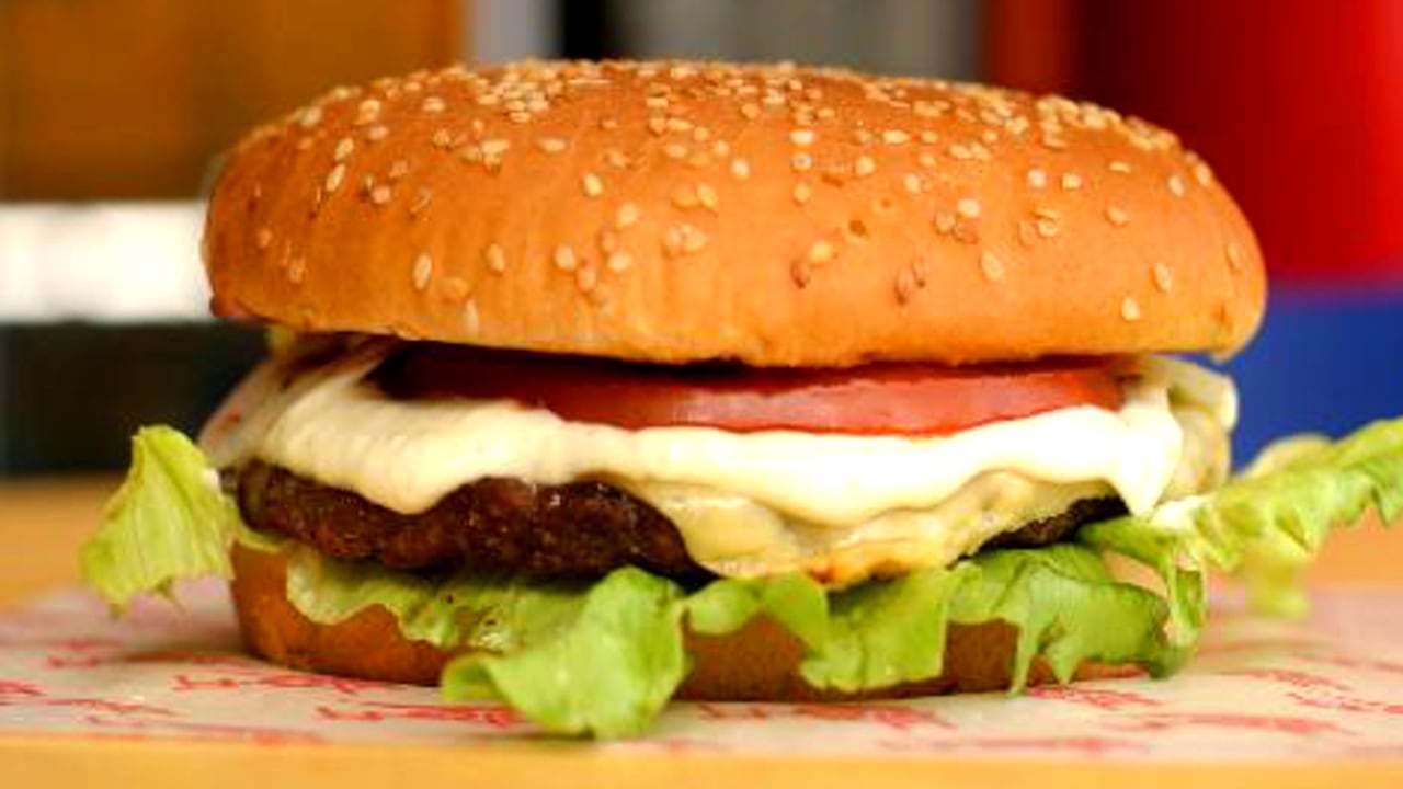 Para luchar seriamente contra la obesidad hay que informar a los consumidores sobre las calorías en todo tipo de comidas y bebidas, educar para balancear la dieta y fomentar la actividad física.