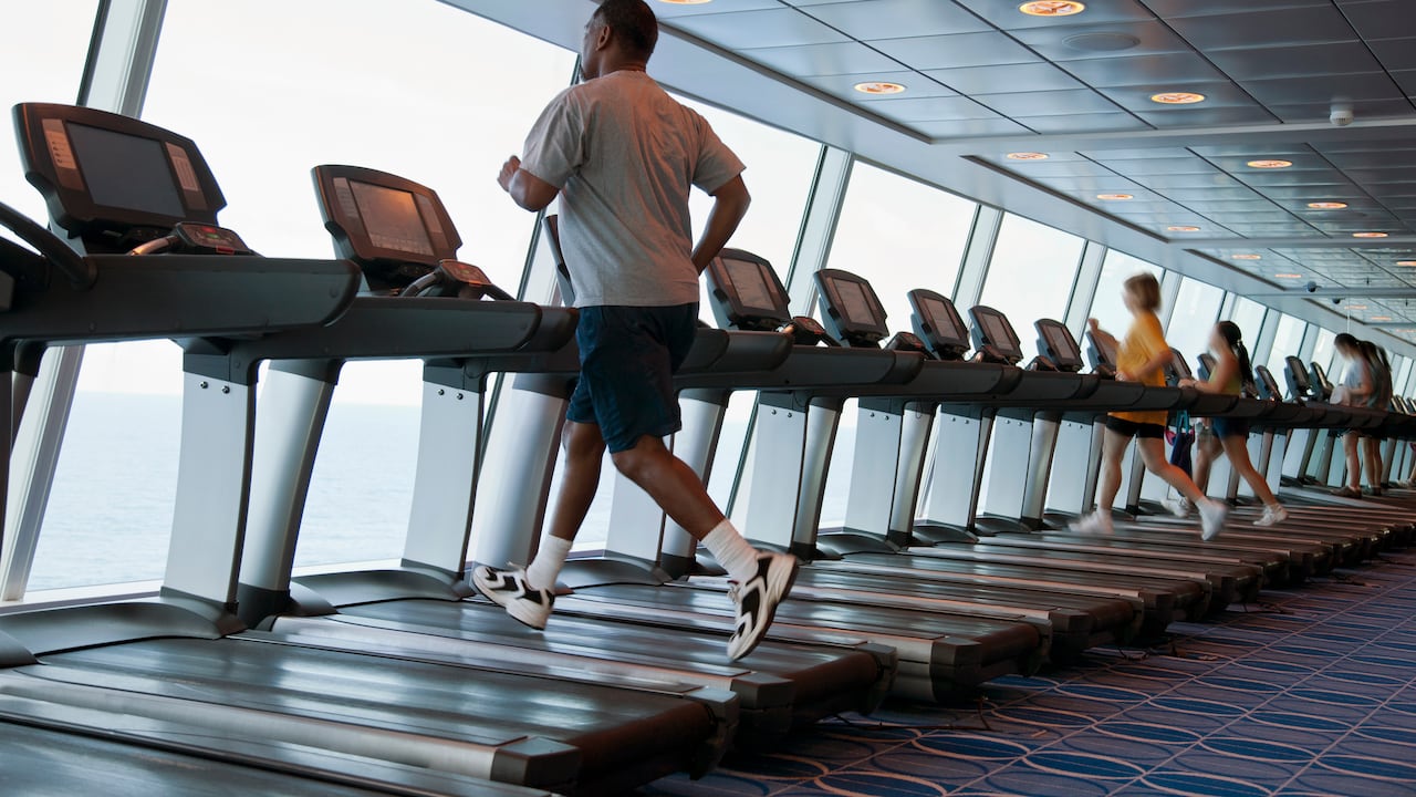 Correr trae múltiples beneficios al cuerpo, entre ellos, fortalecer los músculos y regular la presión arterial.