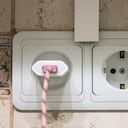 Descubra por qué desconectar el cargador del celular, incluso sin conexión, puede marcar la diferencia en su factura de electricidad y en la reducción del consumo de energía en su residencia.