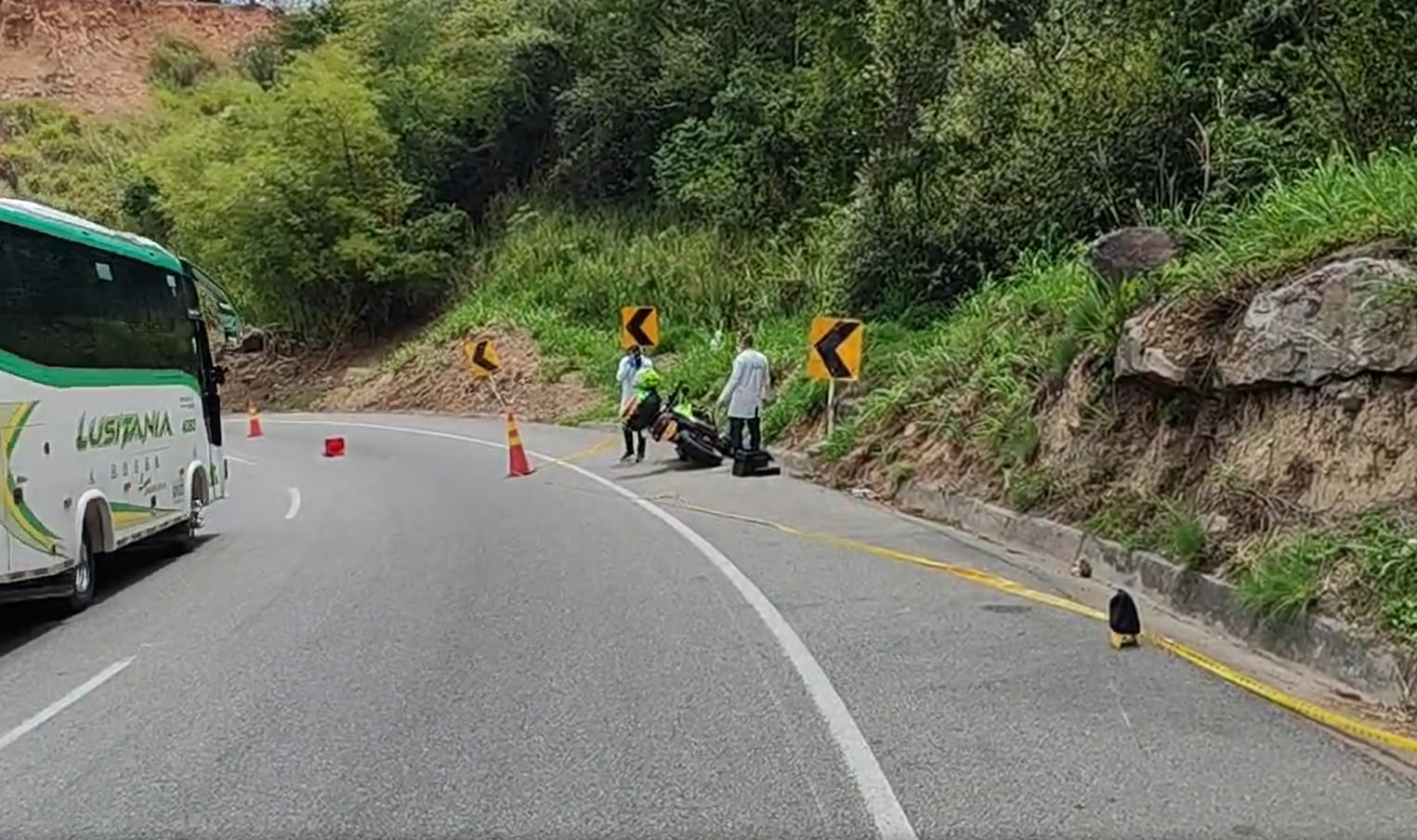 Una motocicleta con distintivos similares a los de la Policía fue abandonada tras el robo en Girón.