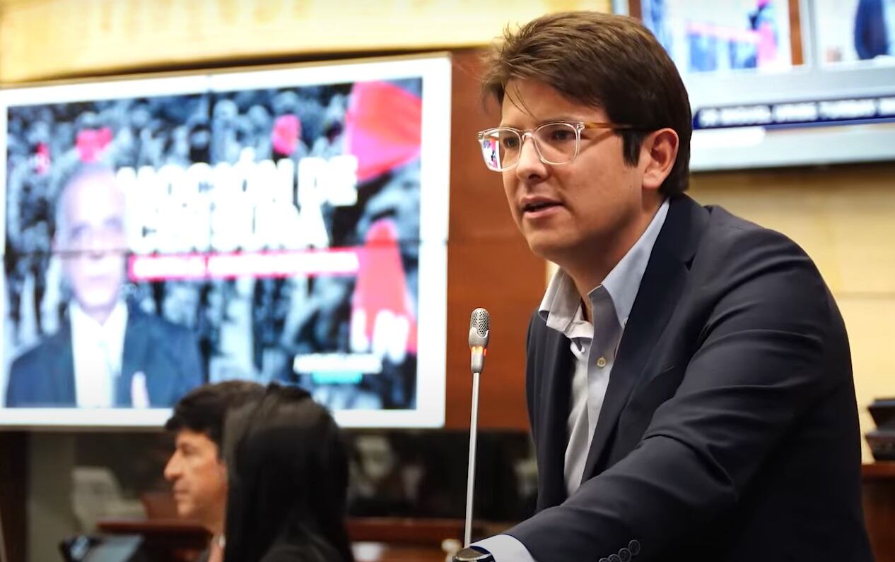 Además le recordó al mandatario en un contundente mensaje: “Que no se nos olvide que Gustavo Petro es el presidente porque le perdonamos sus crímenes y eso lo que evidentemente lleva es a decir que no sea sinvergüenza”.