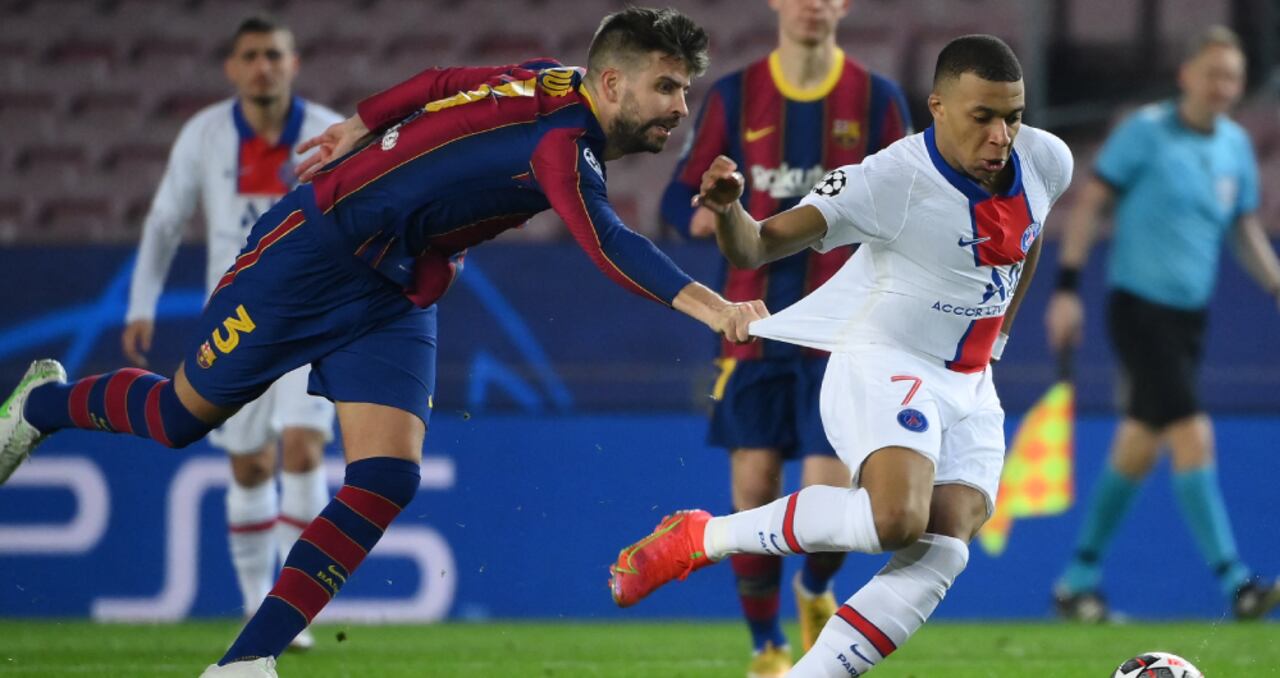 Gerard Pique y Kylian Mbappé. Foto: AFP/LLUIS GENE
