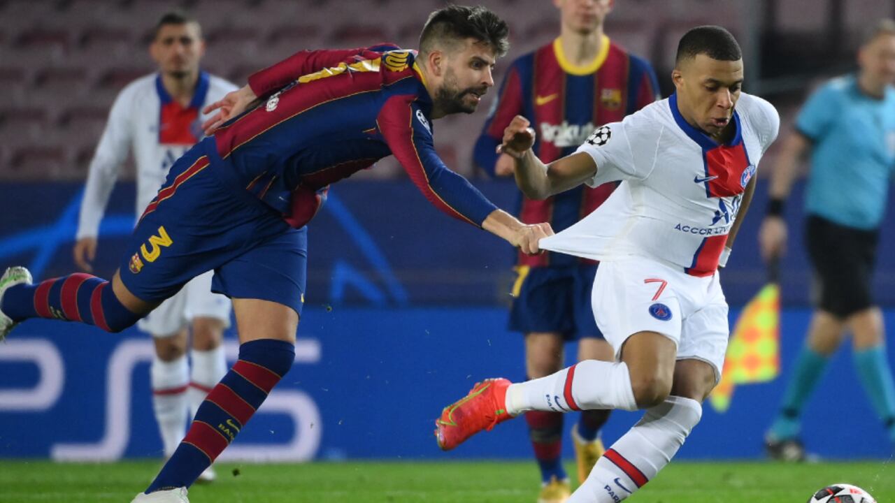 Gerard Pique y Kylian Mbappé. Foto: AFP/LLUIS GENE