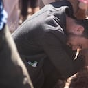 Un hombre llora después de enterrar a su hermano que murió por el terremoto, en la aldea de Ouargane, cerca de Marrakech, Marruecos, el sábado 9 de septiembre de 2023.