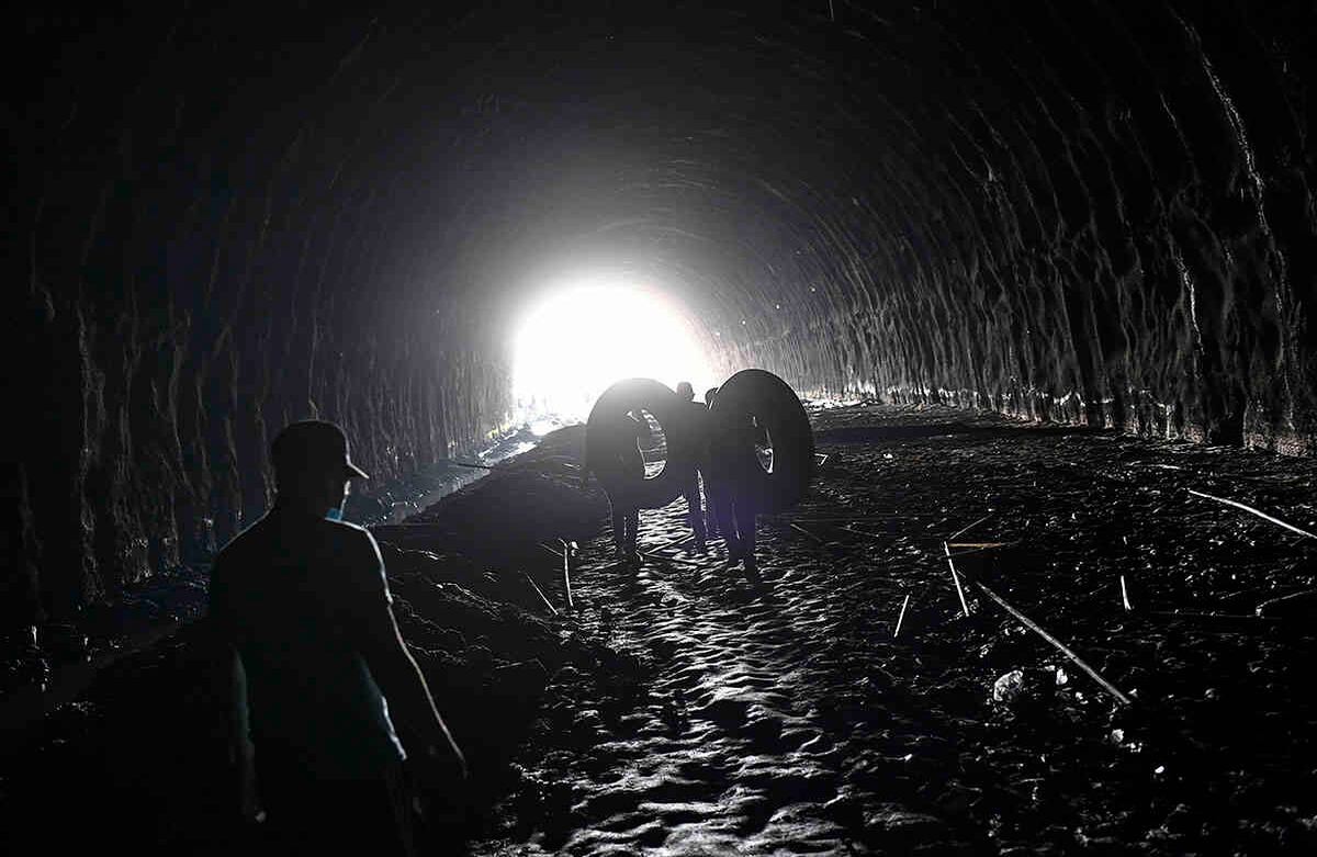  El sistema de agua casero en Caracas, Venezuela obedece al ingenio de los lugareños. A la falta de agua se suma la pandemia por coronavirus y el alza del combustible ordenado por Nicolás Maduro. Foto: Matias Delacroix / AP. 