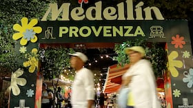 Por la noche, las trabajadoras sexuales toman sus puestos en la ciudad colombiana de Medellín, donde el auge del turismo ha provocado un aumento de la prostitución que está arrastrando a niñas menores de edad.