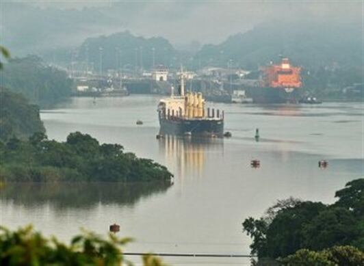 La situación ha provocado que la Autoridad del Canal de Panamá (ACP) haya limitado por quinta vez el calado de los buques más grandes que transitan por la vía, por la que pasa el 6% del comercio marítimo mundial, principalmente de Estados Unidos, China y Japón.