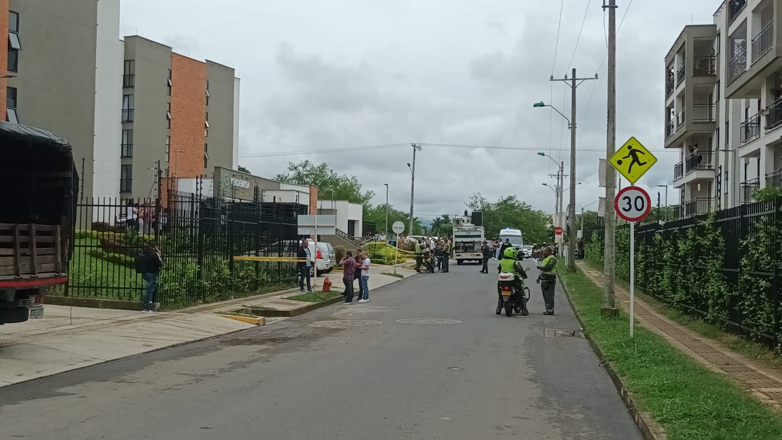 Una de las víctimas quedó dentro de un vehículo el otro en unidad residencial