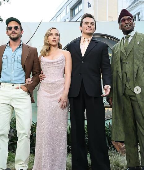 Scarlett Johansson y Jonathan Bailey se dan un beso en la alfombra roja.