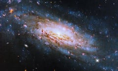 Esta imagen del Telescopio Espacial Hubble de la NASA muestra la galaxia espiral NGC 4951, ubicada aproximadamente a 50 millones de años luz de la Tierra.