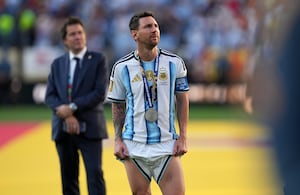 Lionel Messi no viajó con gran parte de la selección a Argentina. (AP Photo/Stephanie Scarbrough)