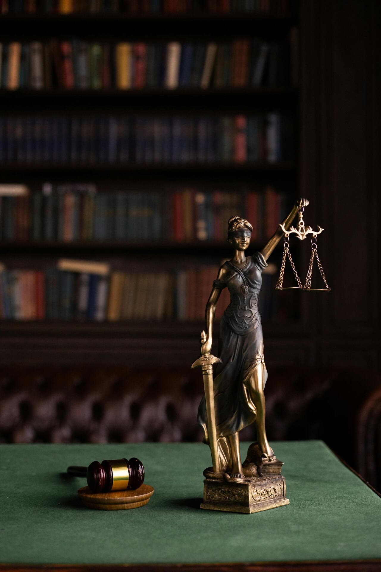 El campo laboral para los abogados es tan vasto y variado como las propias leyes que estudian y aplican.